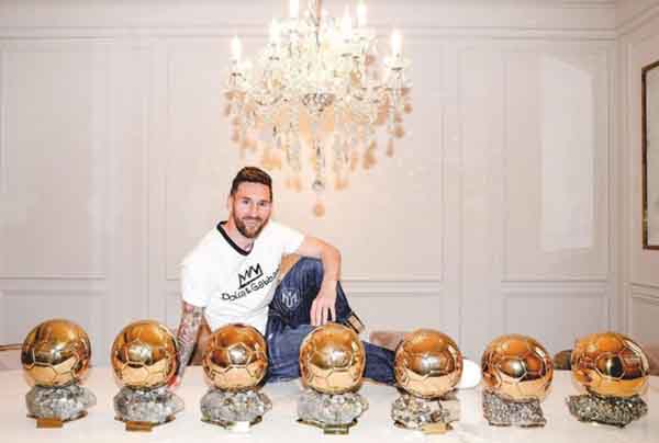 Messi rạng rỡ bên bộ sưu tập Quả bóng vàng
