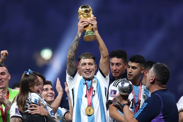 Erik ten Hag nhắc Lisandro Martinez chớ vui say World Cup, lơ là MU