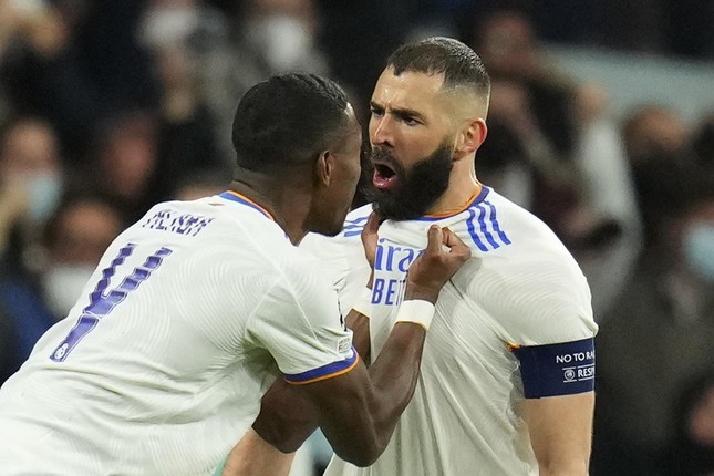 Real tiến gần đến chức vô địch nhờ cú đúp của Benzema