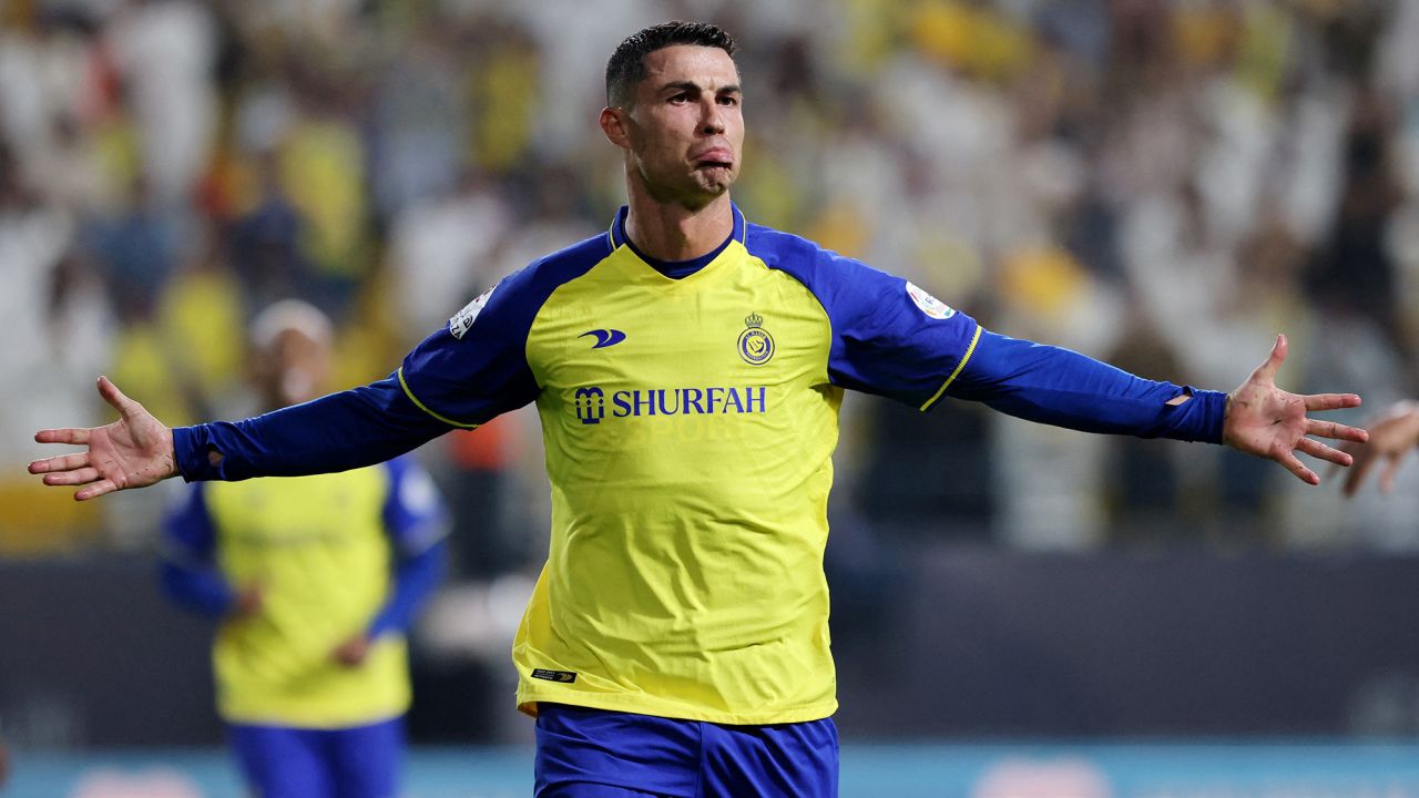 Truyền thông Anh: "Ronaldo bị sốc khi Messi khoe Quả bóng vàng thứ 8..."