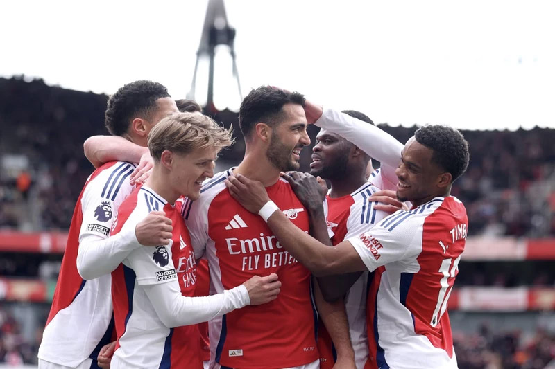 Arsenal vượt qua Chelsea, tiếp tục bám đuổi Liverpool