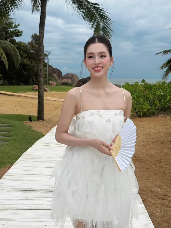 Hoa hậu Tiểu Vy khoe bờ vai thanh mảnh, visual đẹp phát sáng