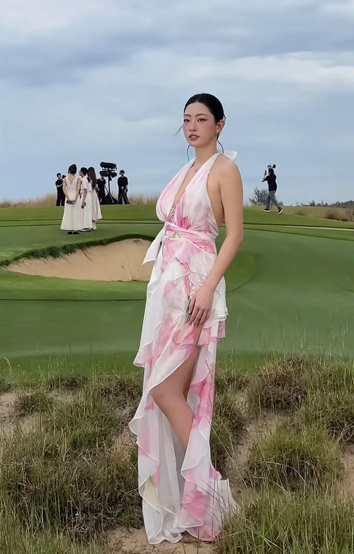 Lương Thùy Linh khoe lưng trần gợi cảm, đôi chân 1m22 cuốn...