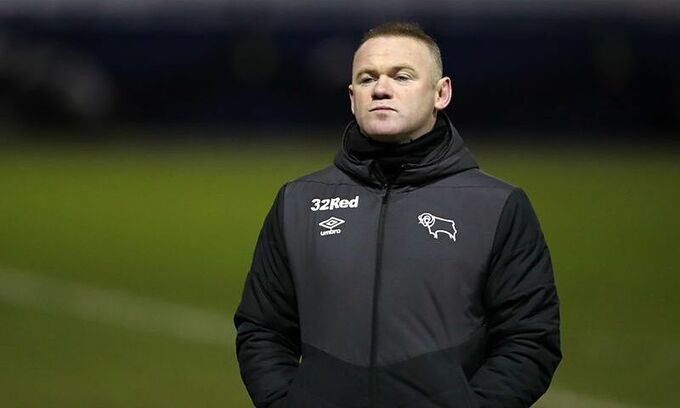 Rooney treo giày